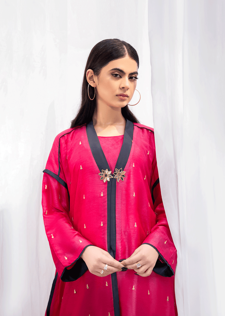 Model wearing fuchsia pink kaftan - img 2