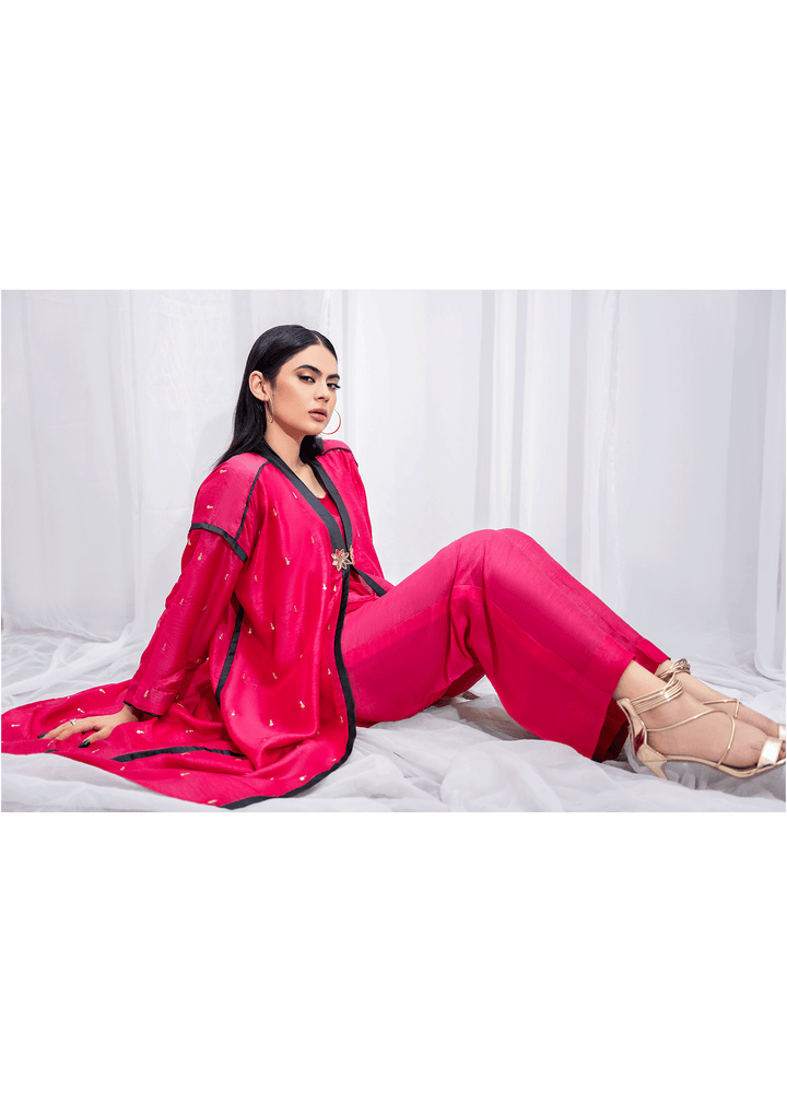 Model wearing fuchsia pink kaftan - img 4